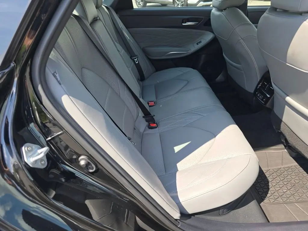 2021 Toyota Avalon Hybrid Limited photo 21
