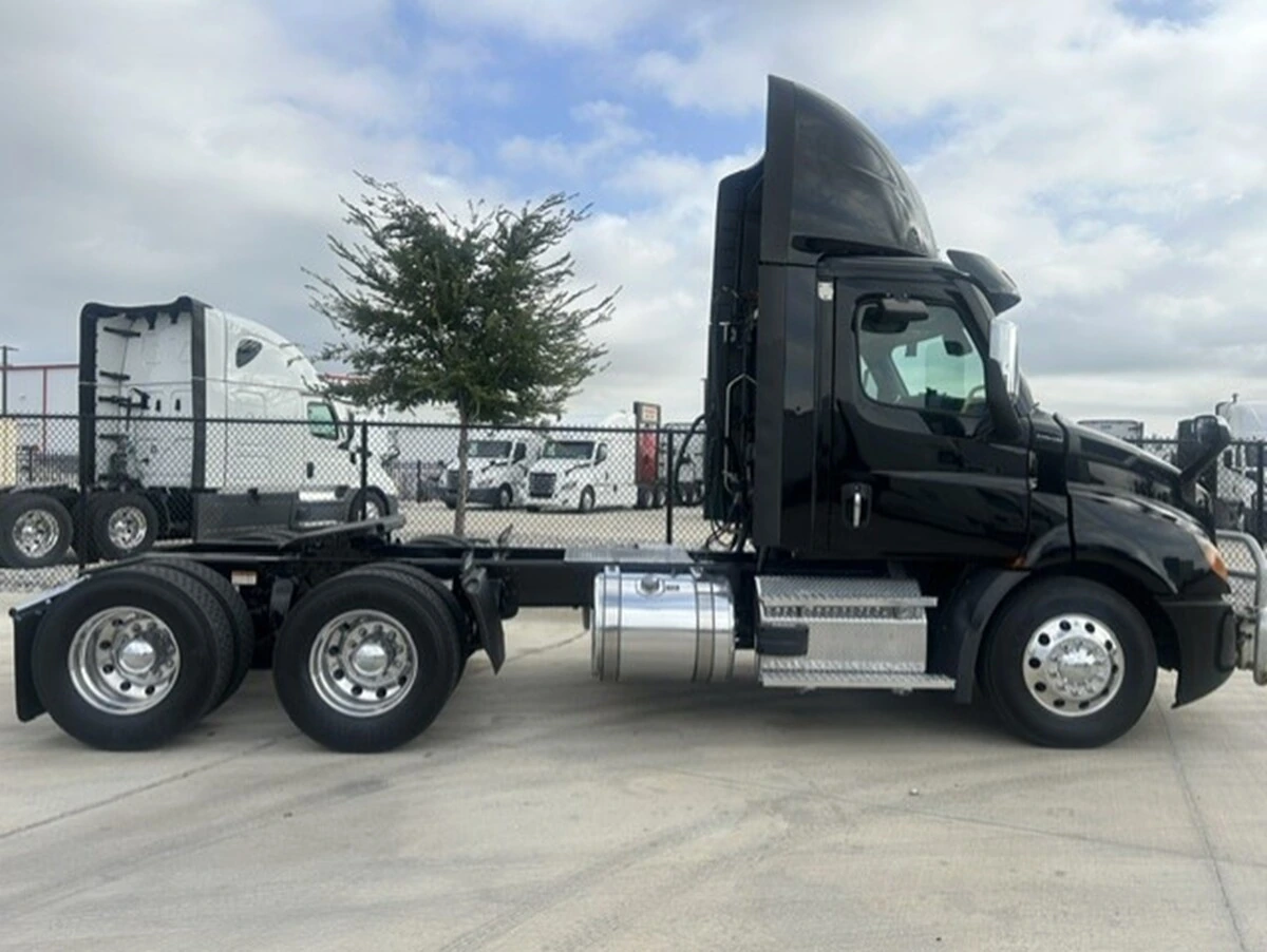 2023 Freightliner Cascadia — photo 7
