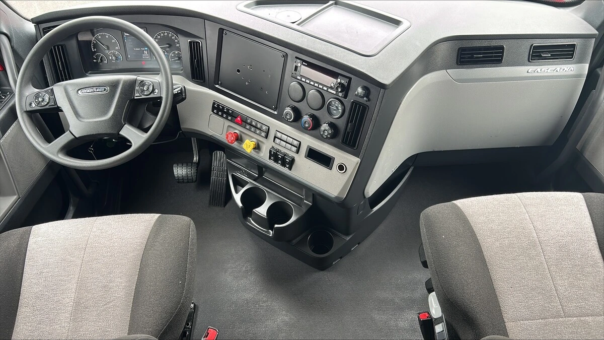 2022 Freightliner Cascadia - image 2