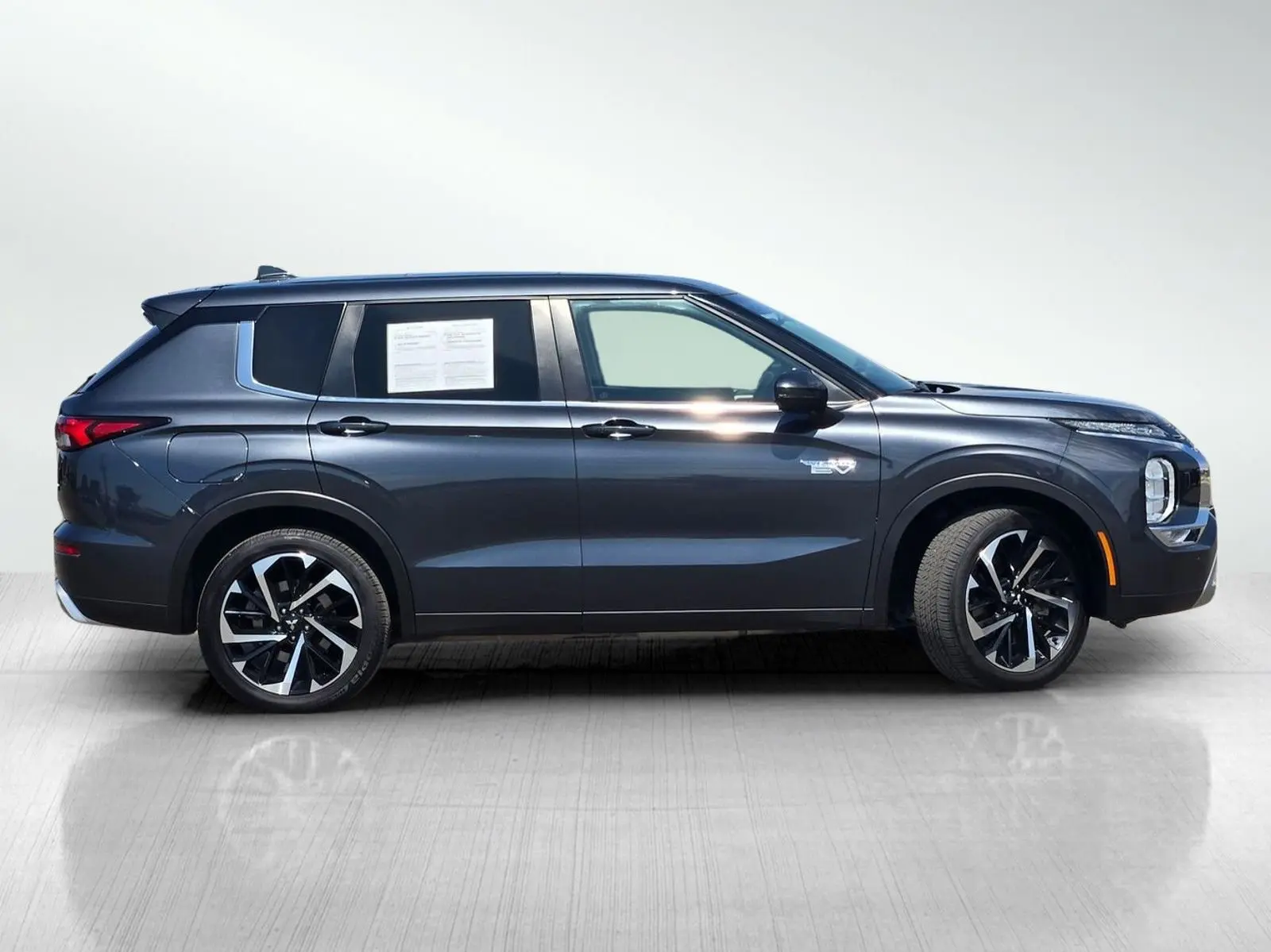 2024 Mitsubishi Outlander PHEV SE S-AWC photo 3