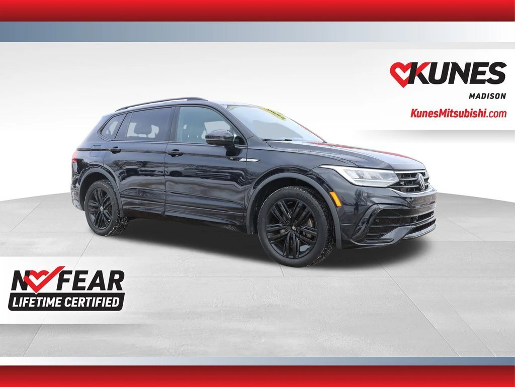 2022 Volkswagen Tiguan SE R-Line Black's photo