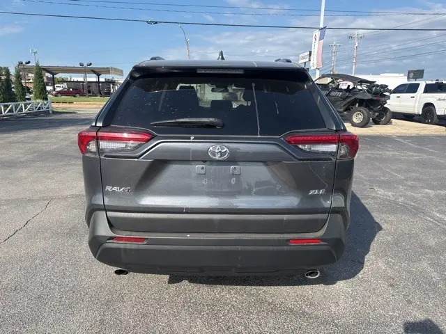 2021 Toyota RAV4 XLE photo 4