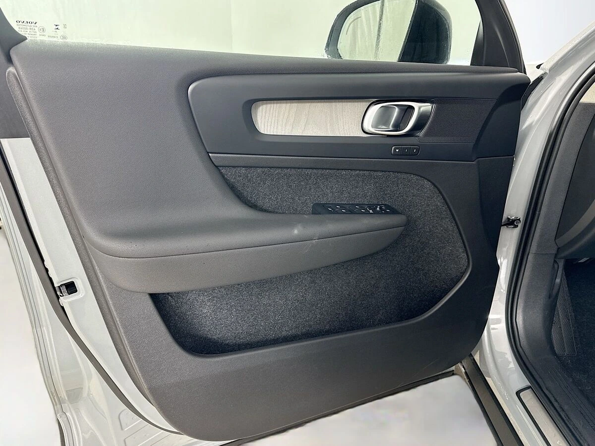 2026 Volvo XC40 Plus - Photo 16