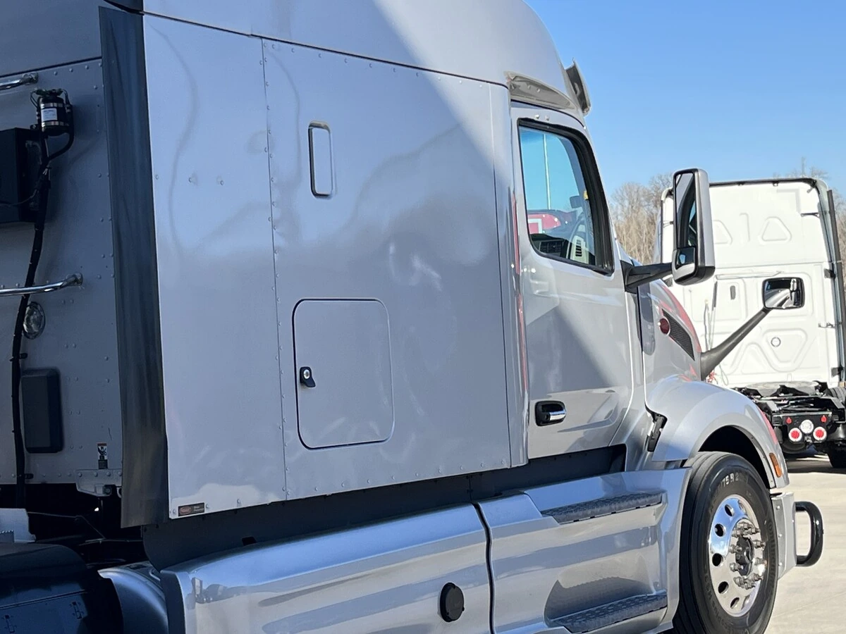 2023 Peterbilt 579 - image 9