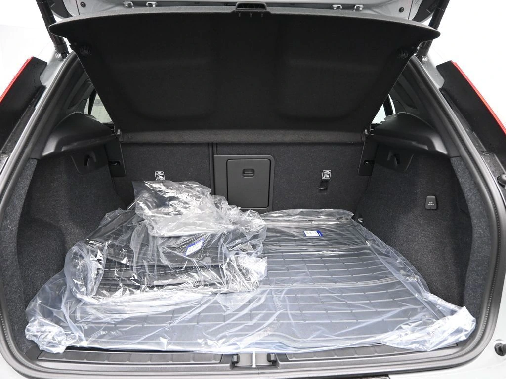 2025 Volvo - image 28