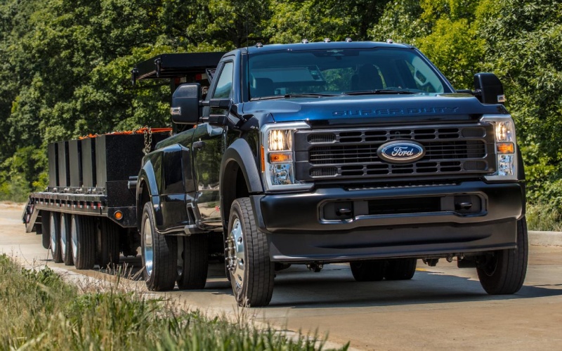 What Can the 2026 Ford Super Duty F-350 Safely Tow for Weekend and Work in Petoskey, MI?