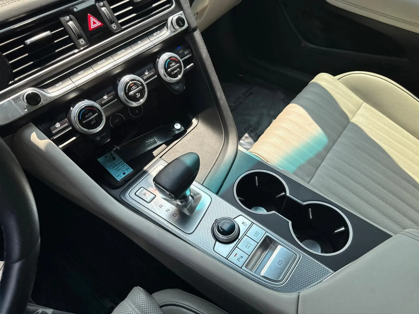 2022 Genesis G70 2.0T photo 25