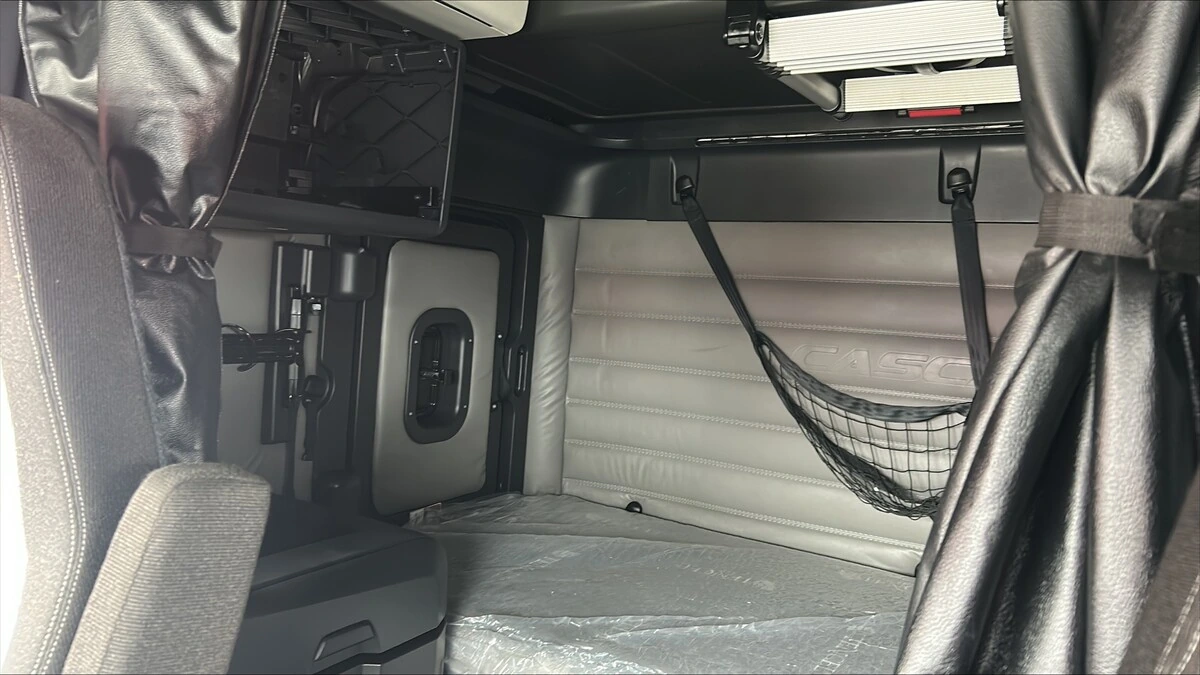 2022 Freightliner Cascadia - image 2