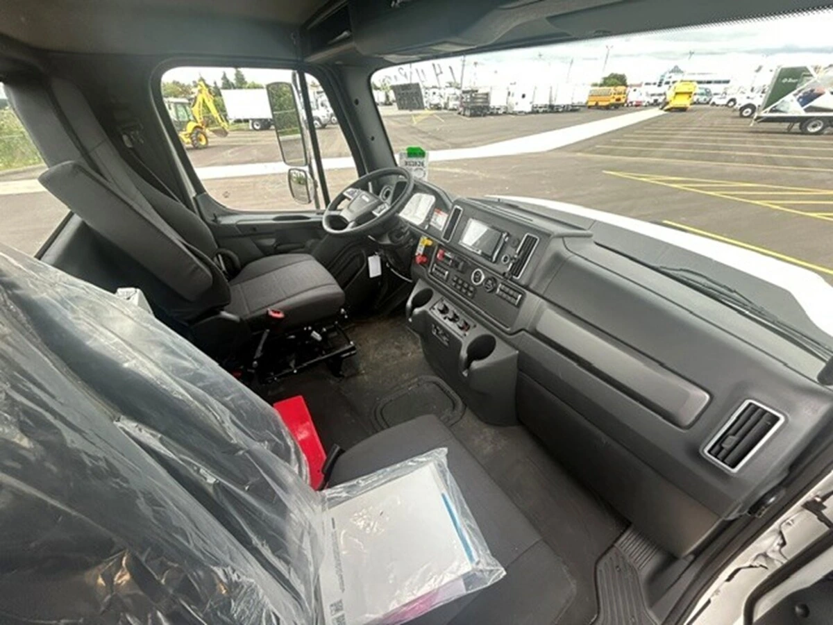 2027 Freightliner 114SD — photo 7