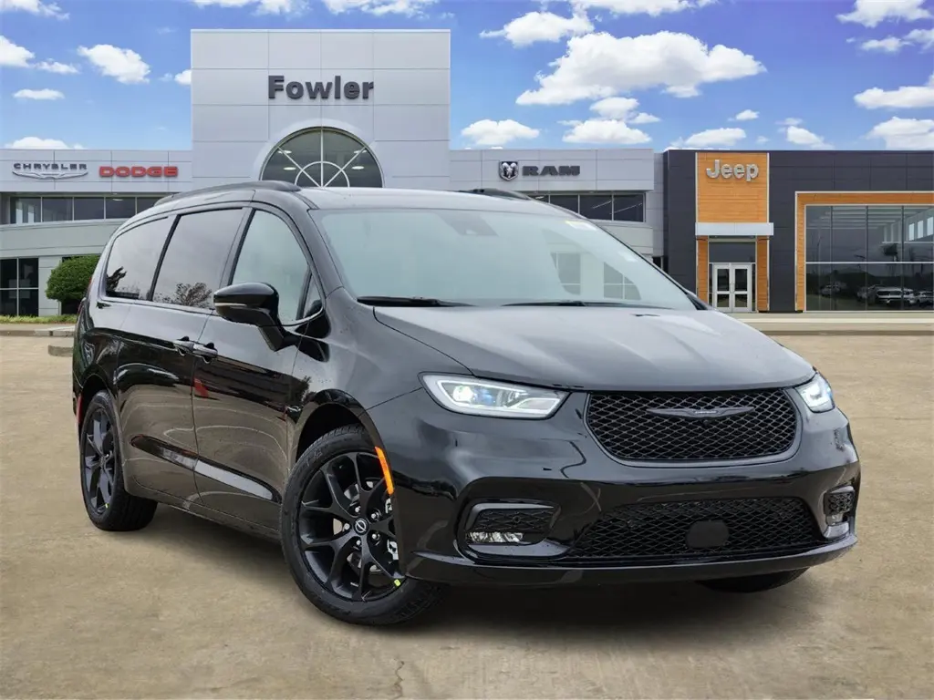 2026 Chrysler Pacifica Limited's photo