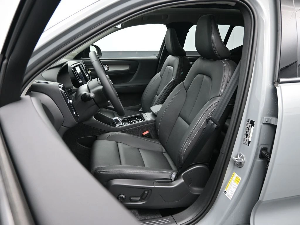 2025 Volvo - image 22