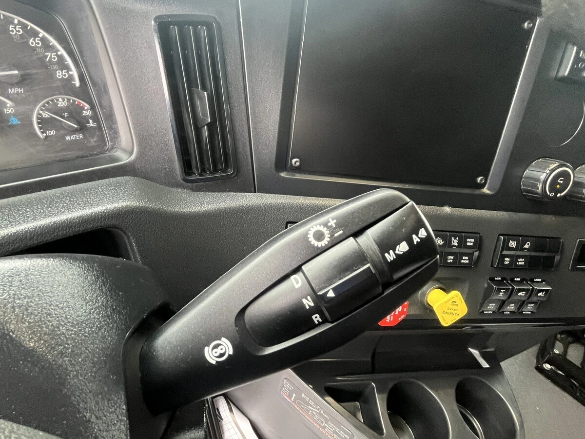 2021 Freightliner Cascadia - image 11