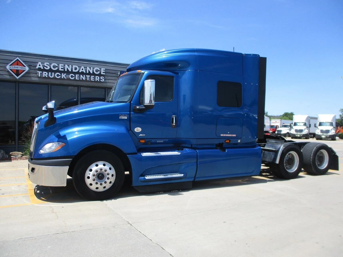 2021 International LT in Altoona, IA