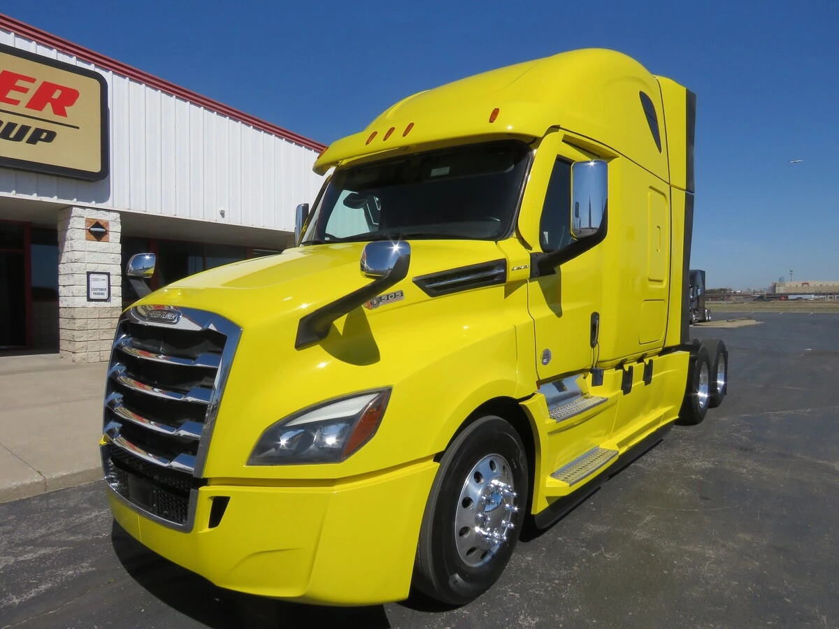 2022 Freightliner Cascadia - image 1