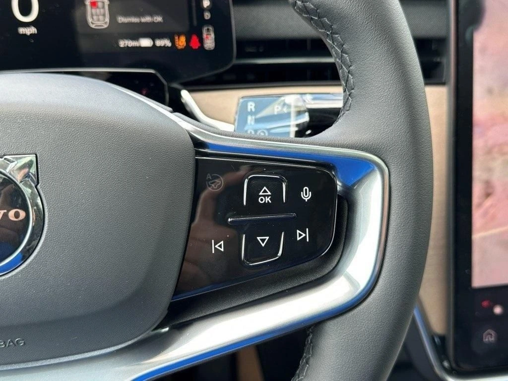 2025 Volvo - image 25