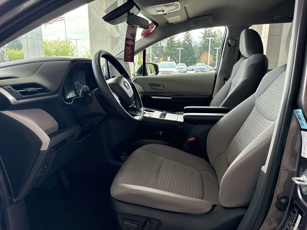 2023 Toyota Sienna LE - Photo 17