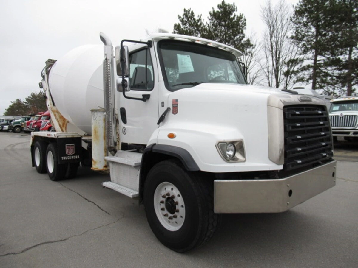 2019 Freightliner 114SD in Manchester, NH — photo 3
