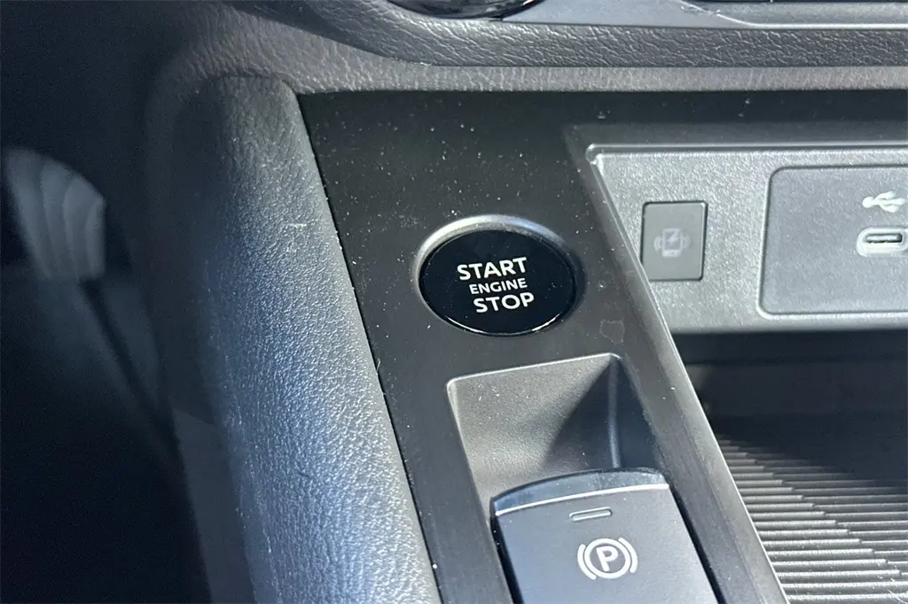 2026 Nissan Kicks SV photo 16
