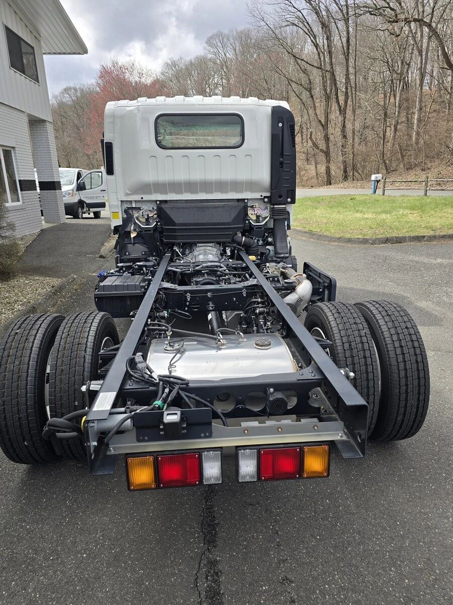 2025 Isuzu NRR - image 9