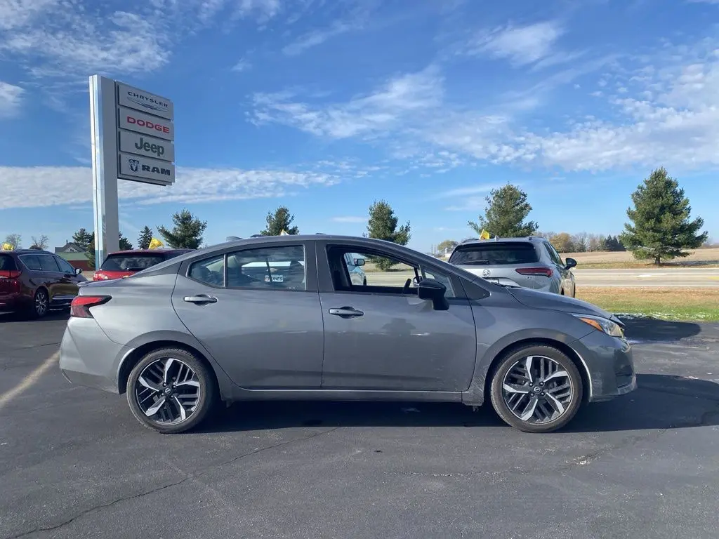 2024 Nissan Versa 1.6 SR photo 3