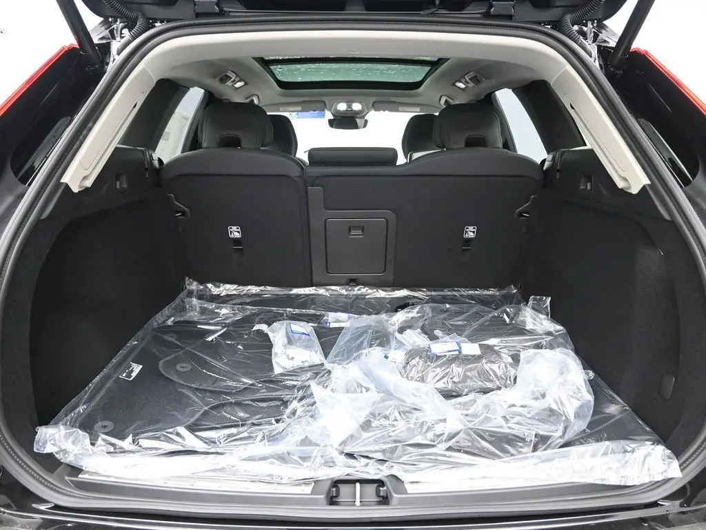 2026 Volvo - image 26