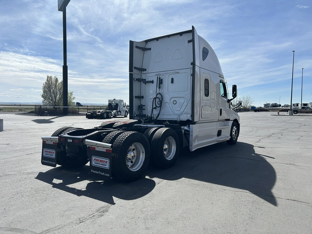 2022 Freightliner Cascadia - image 6