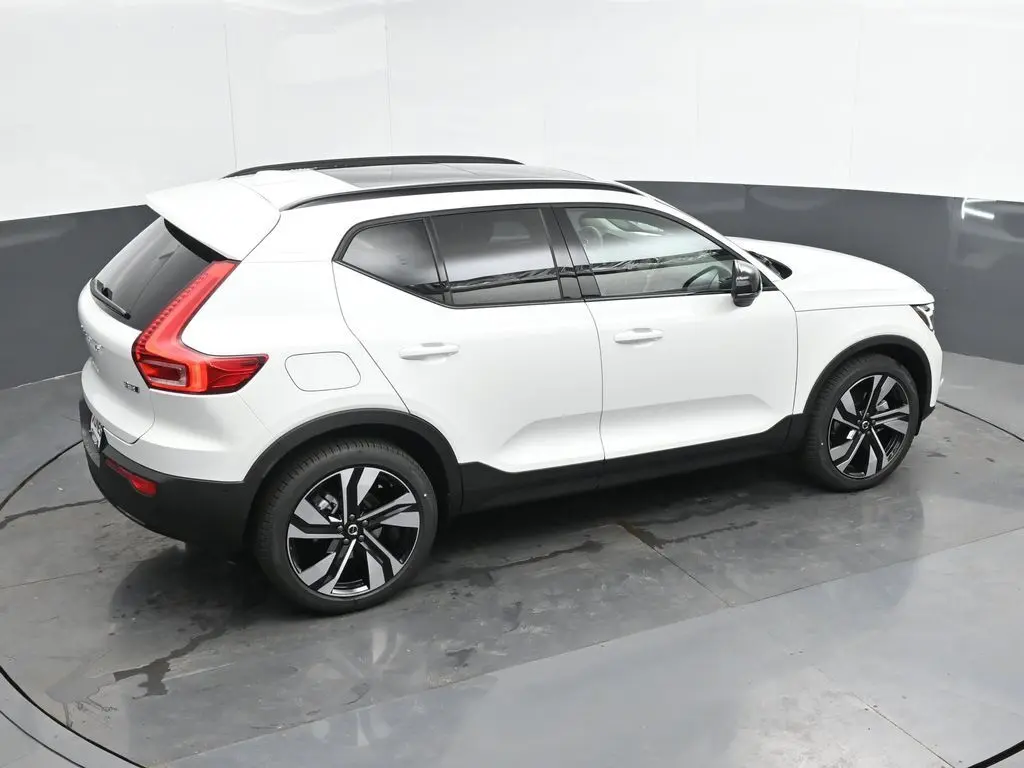 2025 Volvo - image 31