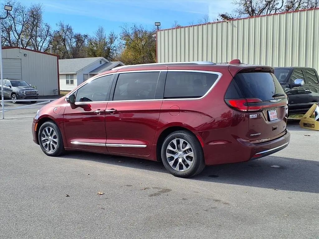 2021 Chrysler Pacifica Hybrid Limited photo 3