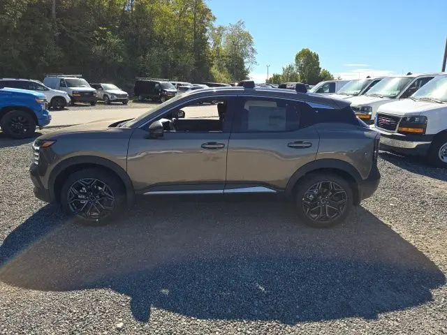 2026 Nissan Kicks SR photo 2