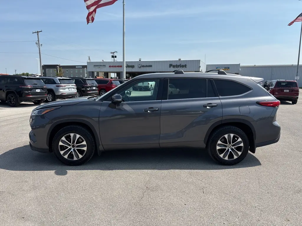 2022 Toyota Highlander Hybrid XLE photo 6