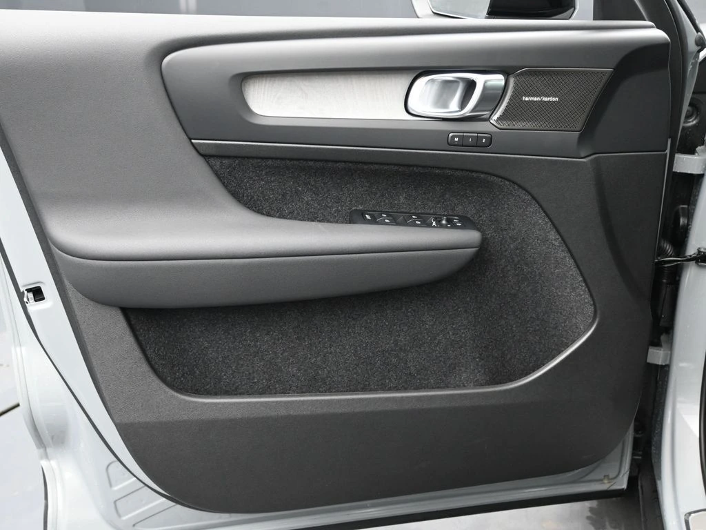 2025 Volvo - image 24