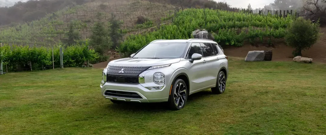 2025 Mitsubishi Outlander SE Exterior