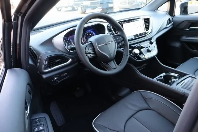 2026 Chrysler Pacifica Limited photo 11