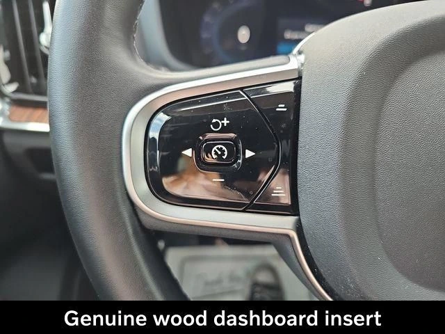 2025 Volvo - image 28