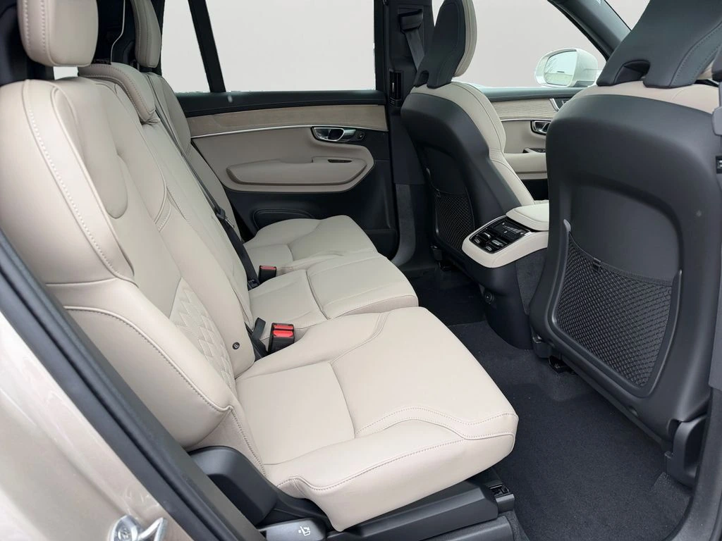 2026 Volvo - image 7