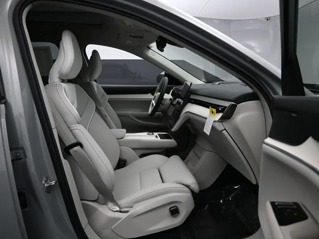 2025 Volvo - image 29