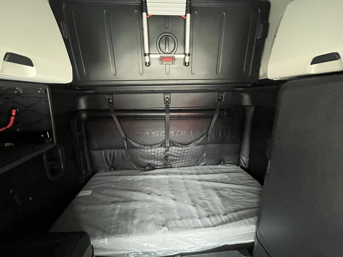 2023 Freightliner Cascadia - image 32