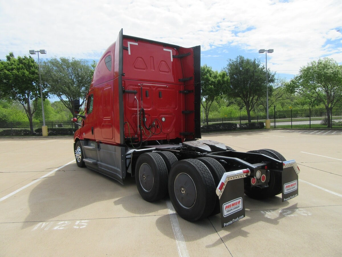 2022 Freightliner Cascadia - image 3
