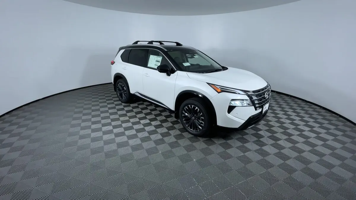 2026 Nissan Rogue Platinum photo 2