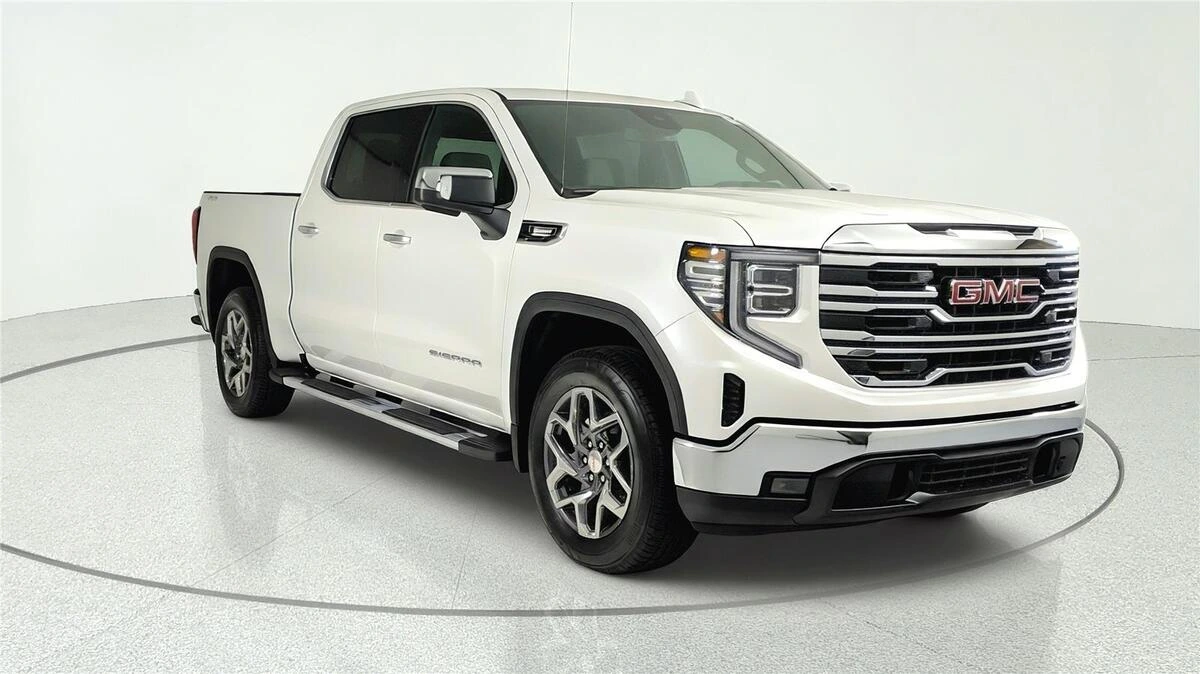 2022 GMC Sierra 4WD Crew Cab Short Box SLT's photo