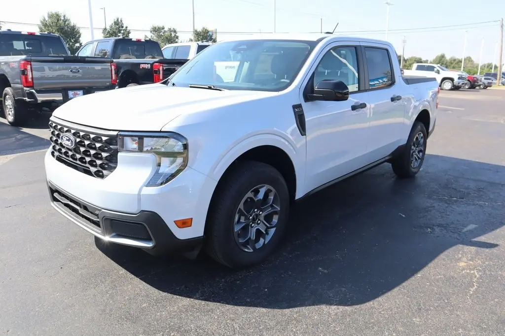 2025 Ford Maverick XLT photo 2