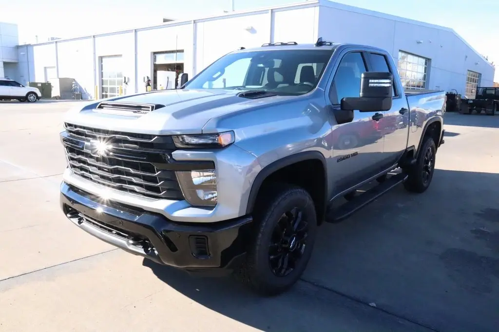 2026 Chevrolet Silverado 2500HD Custom photo 2