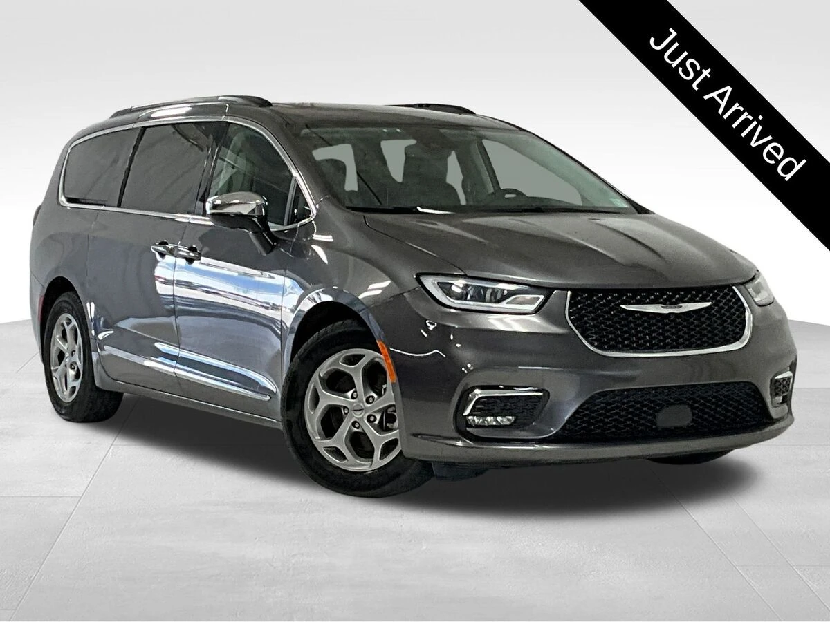 2023 Chrysler Pacifica Limited's photo