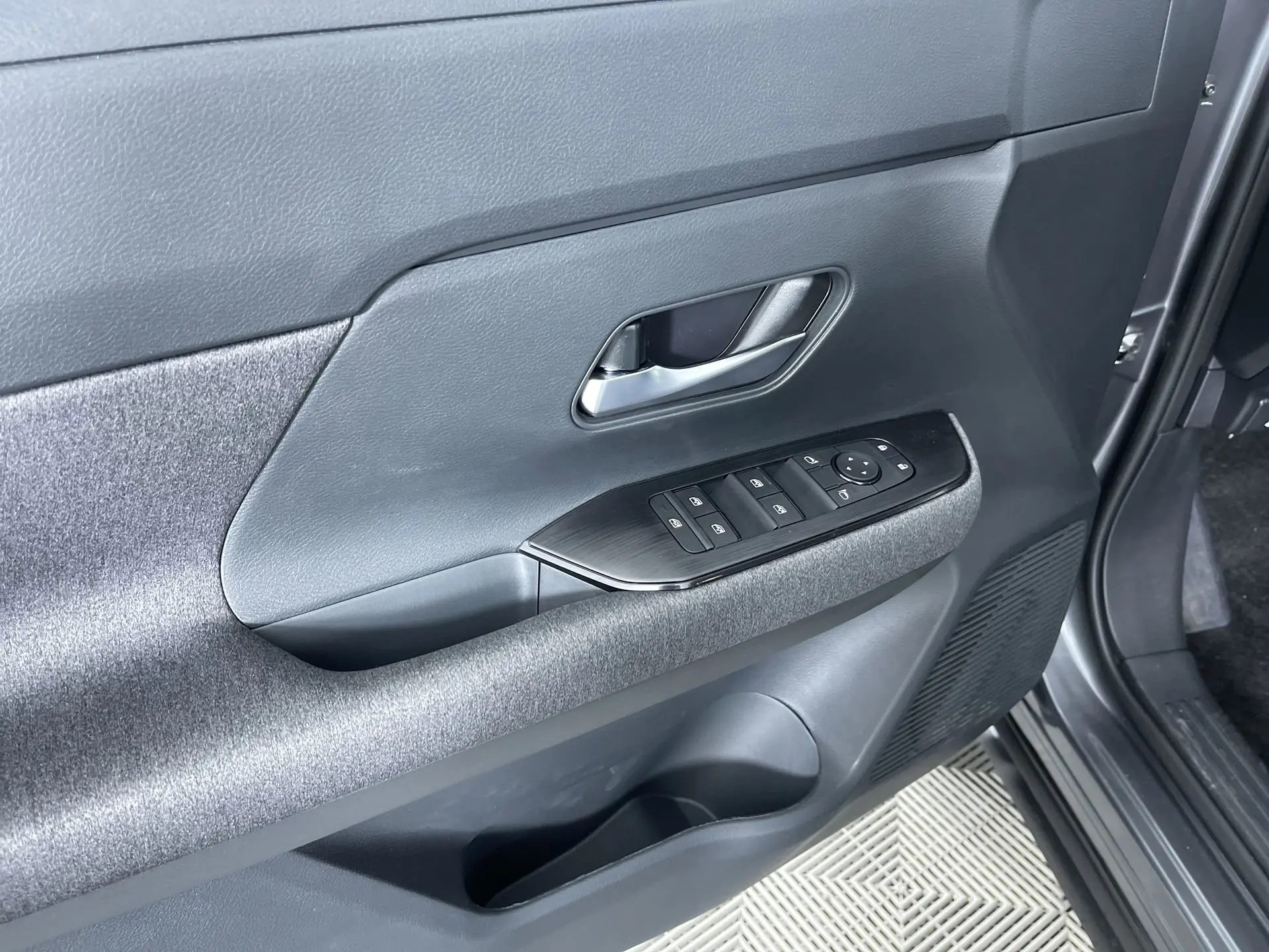 2026 Nissan Kicks SV photo 5