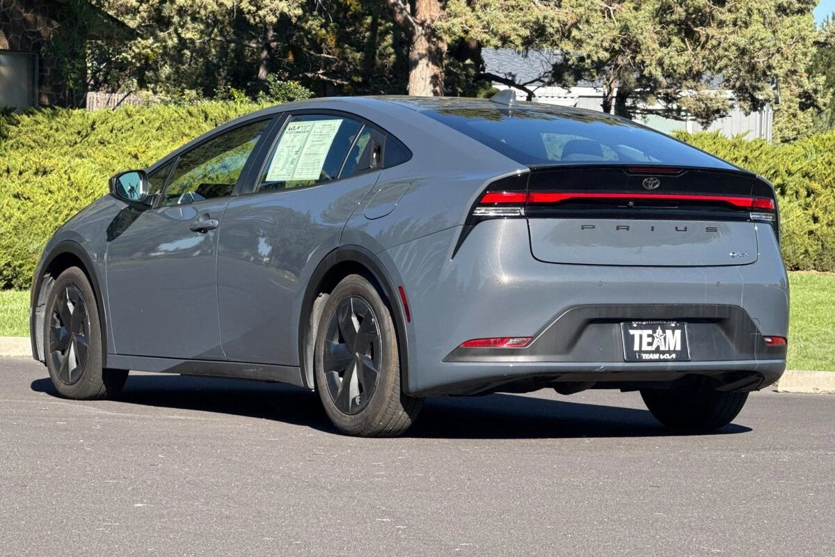 2025 Toyota Prius LE - Photo 6