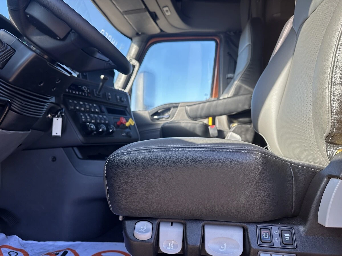 2027 International LT — photo 5