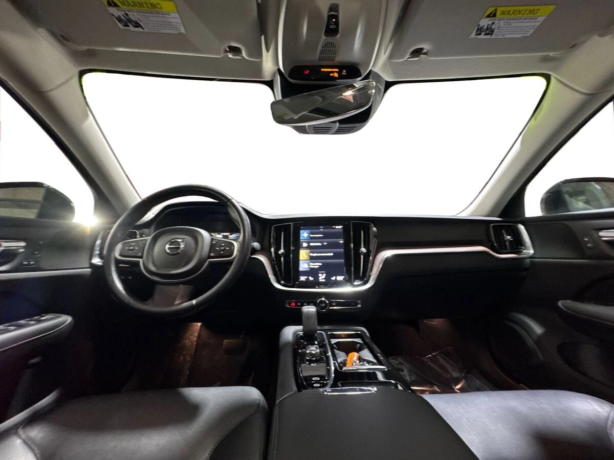 2022 Volvo - image 13