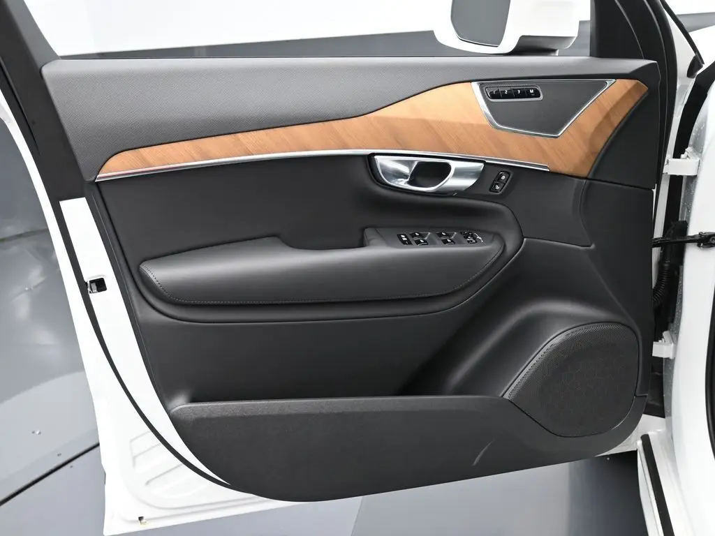 2025 Volvo - image 22