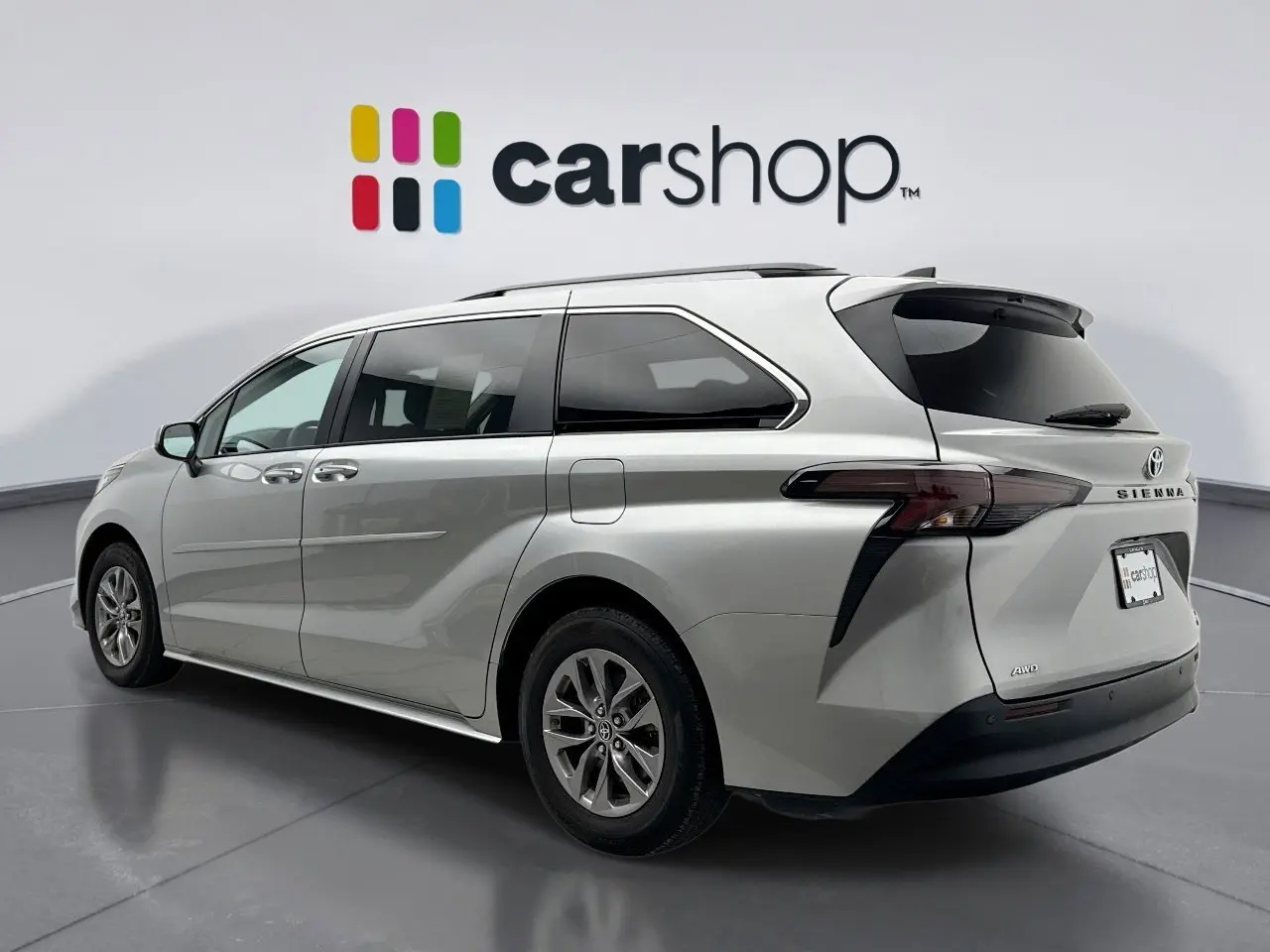 2023 Toyota Sienna XLE photo 3