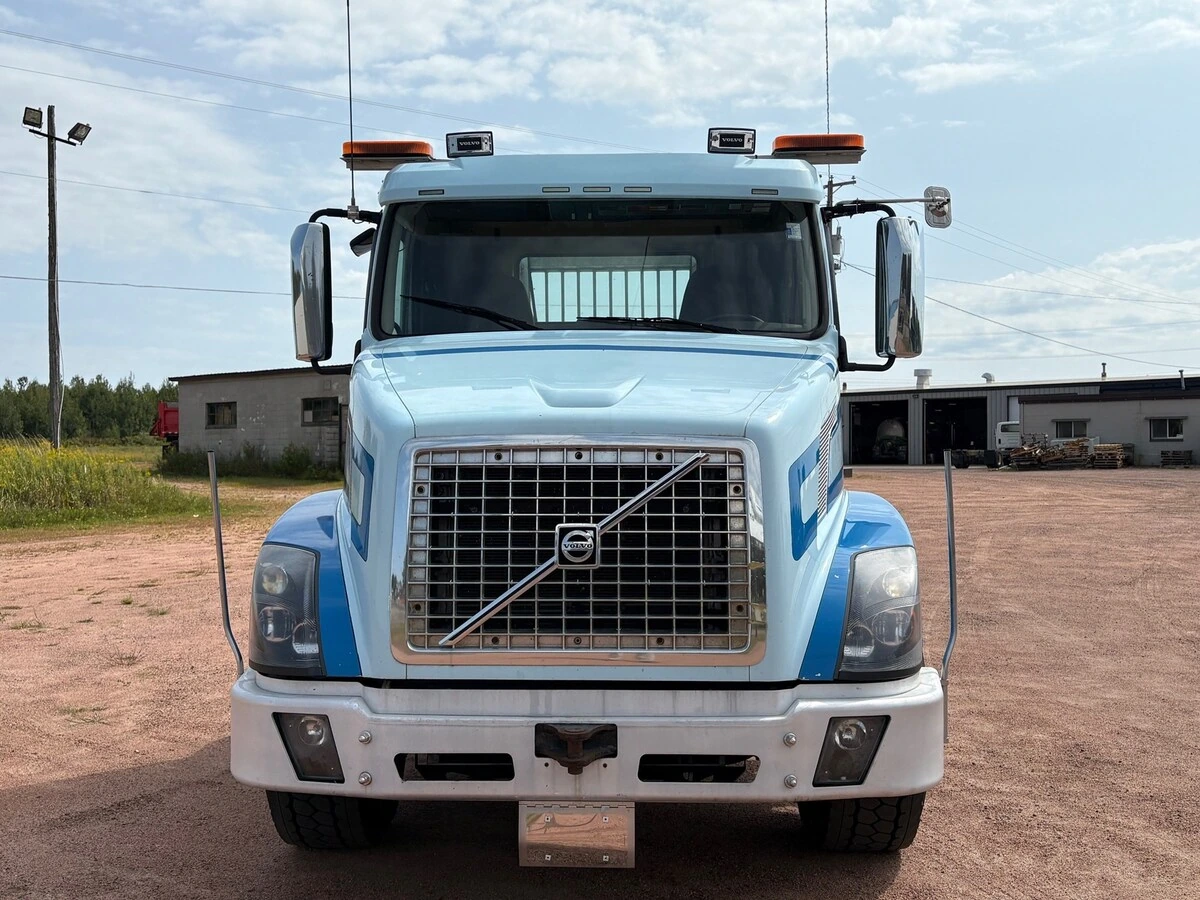 2017 Volvo VNL 860 - image 6